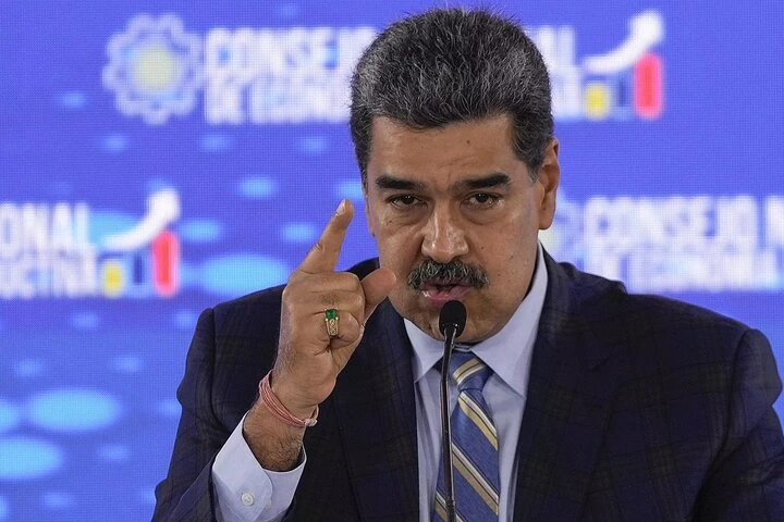 Caracas'ta gençlerle birlikte yürüyen Maduro, Venezuela’nın ABD tarafından işgal edilme