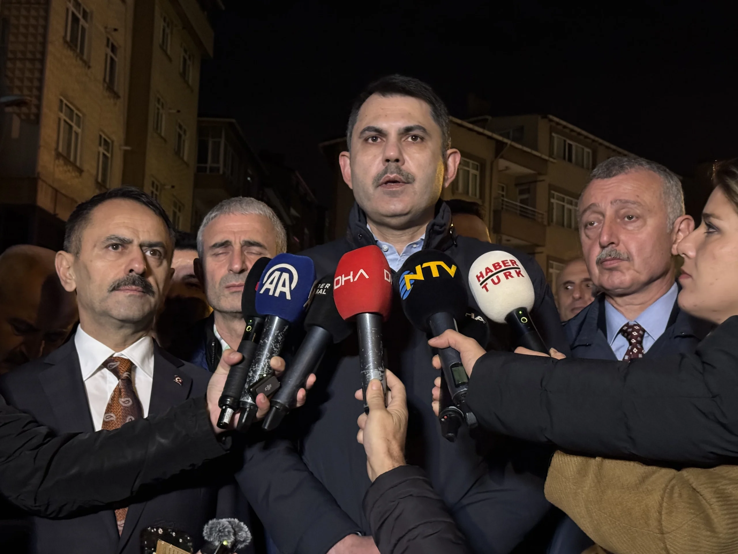 Kocaeli'nin Gebze ilçesinde çöken apartmanın ardından bölgede 16 bina tahliye