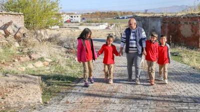 Diyarbakır’ın kırsalındaki okulda görev yapan Yusuf öğretmen, öğrencileri için sadece