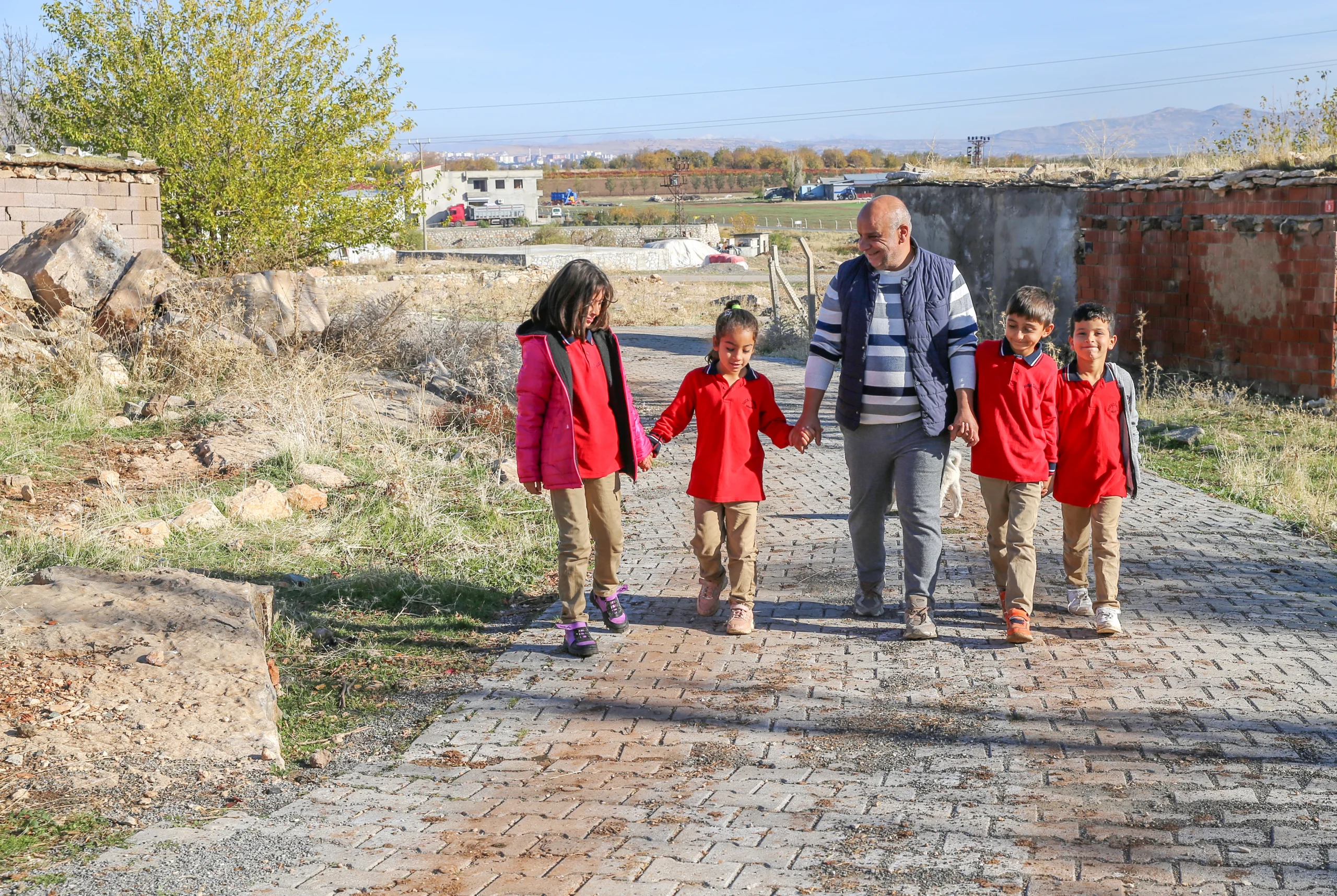 Diyarbakır’ın kırsalındaki okulda görev yapan Yusuf öğretmen, öğrencileri için sadece