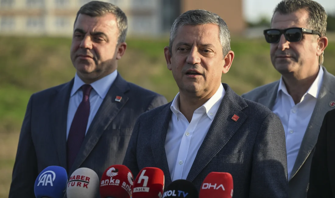 Özel’den Silivri Ziyareti: “Haksızlıklar da var, adaletin yerini bulduğu noktalar da” CHP Genel Başkanı Özgür Özel, tutuklu isimleri ziyaret ettiği Silivri