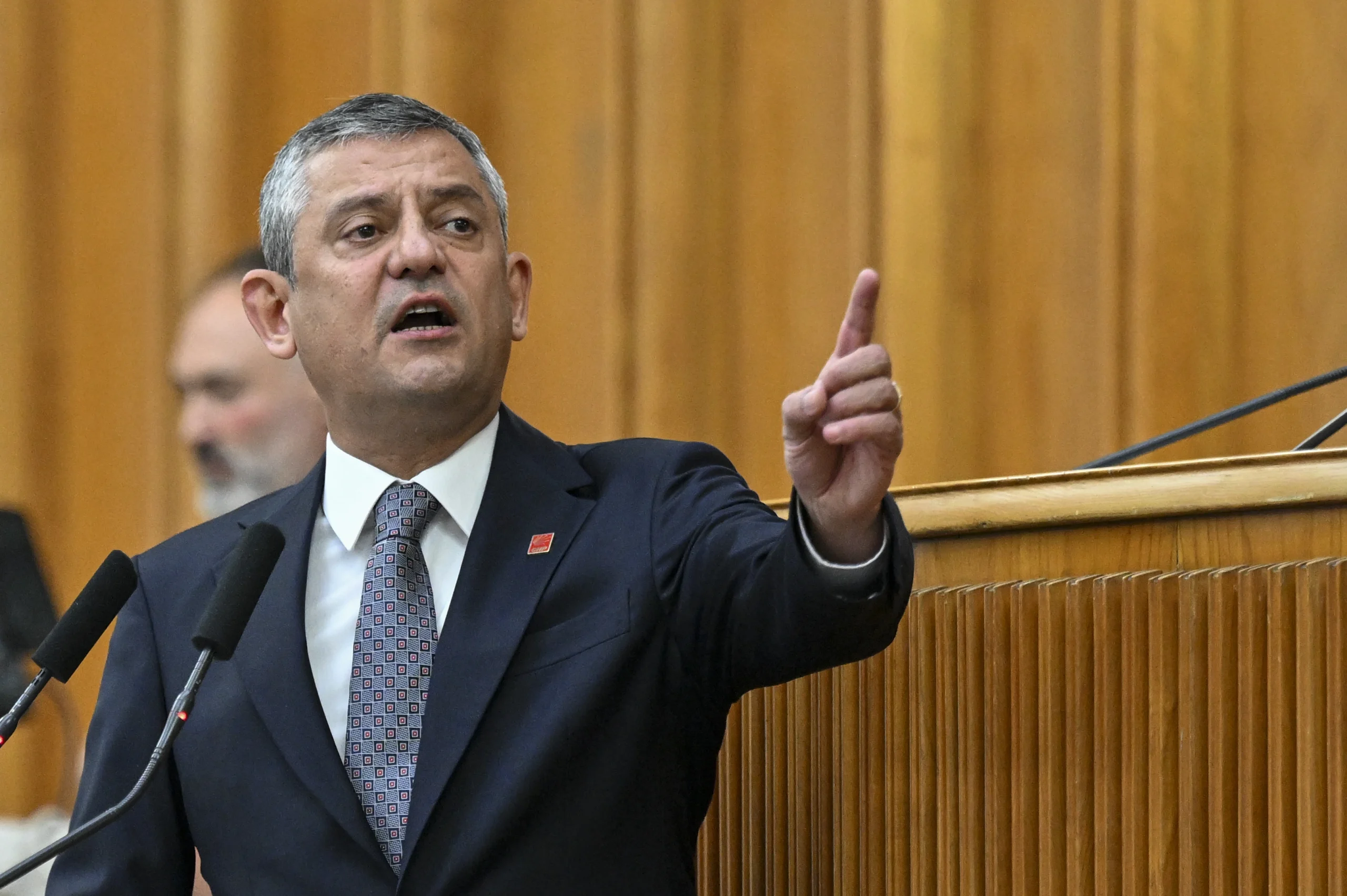 Özgür Özel, CHP Grup Toplantısı’nda iktidarı sert sözlerle eleştirerek, “Devlet