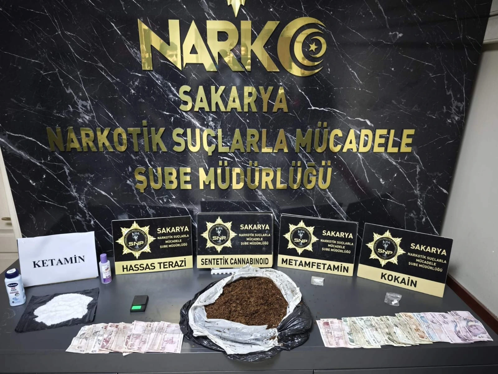 Sakarya'da uyuşturucuyu tuvalette yok etmeye çalışan 3 kişi, polisin düzenlediği