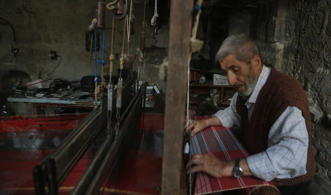 Halep’in son el dokuma ustalarından 80 yaşındaki Muhammed Ezrak, yarım