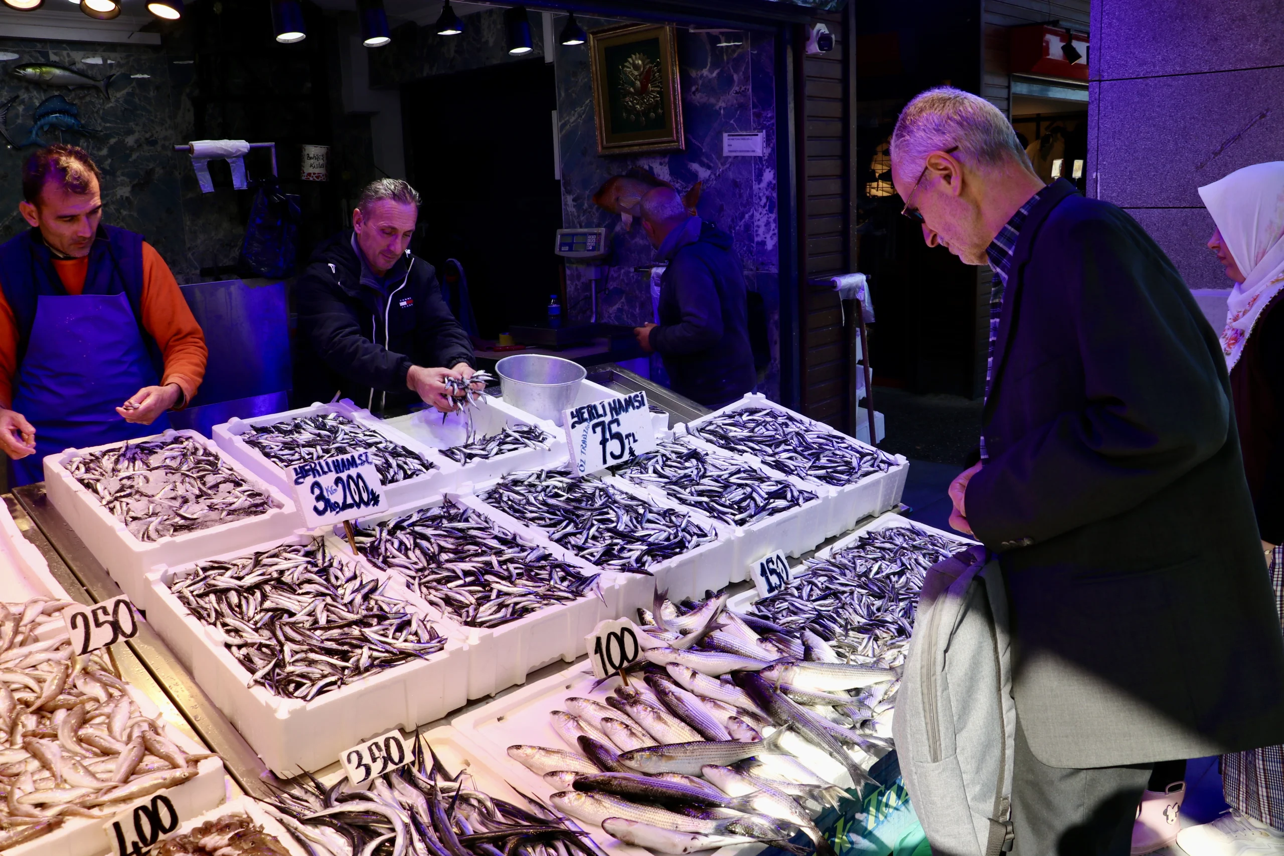 Trabzon’da son haftalarda hamsi bolluğu yaşanıyor. Balıkçılar bu yılın bereketli