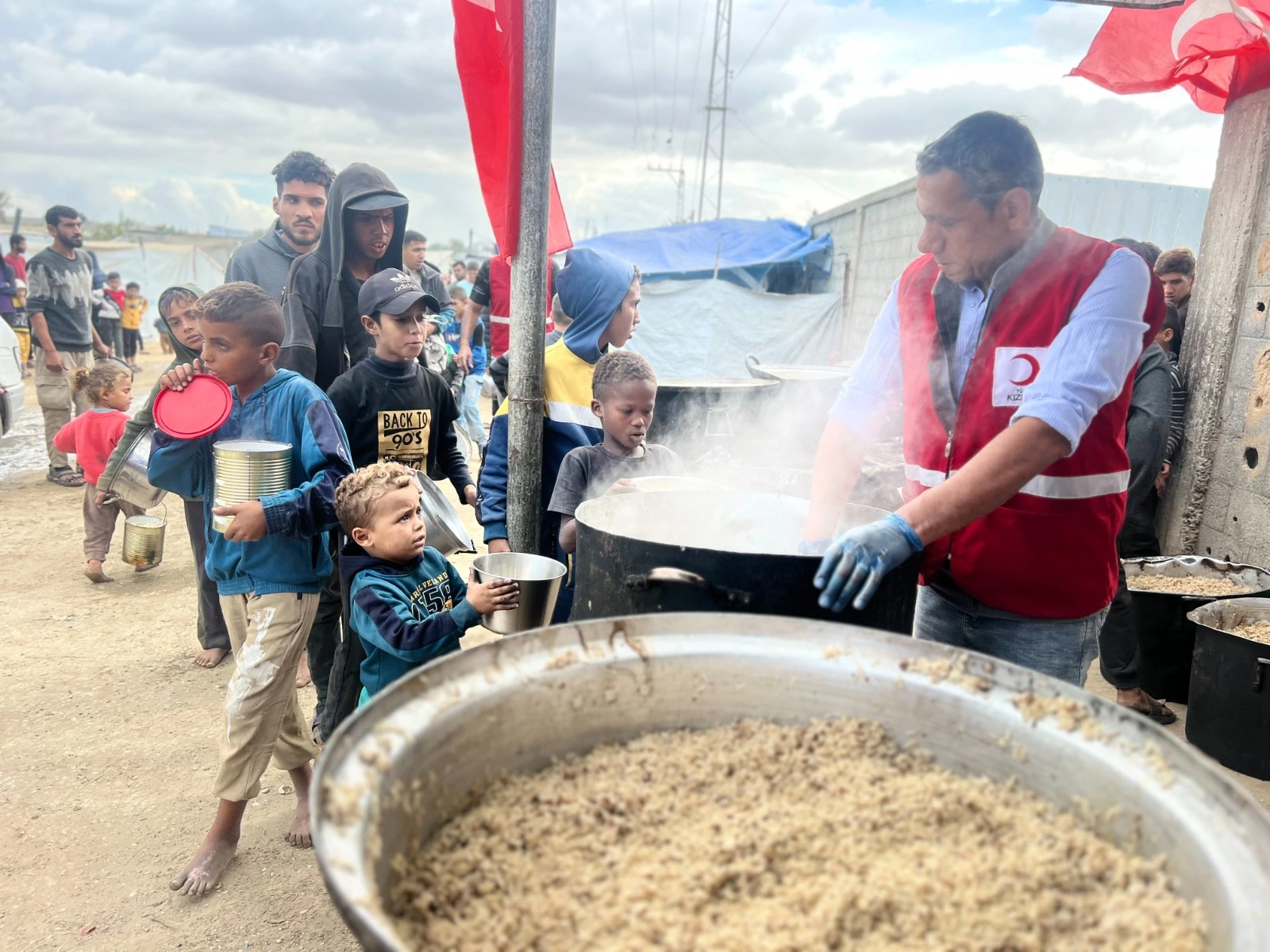 Türk Kızılay, Gazze ve Deyr el-Belah'ta kurduğu aşevleriyle günde 35