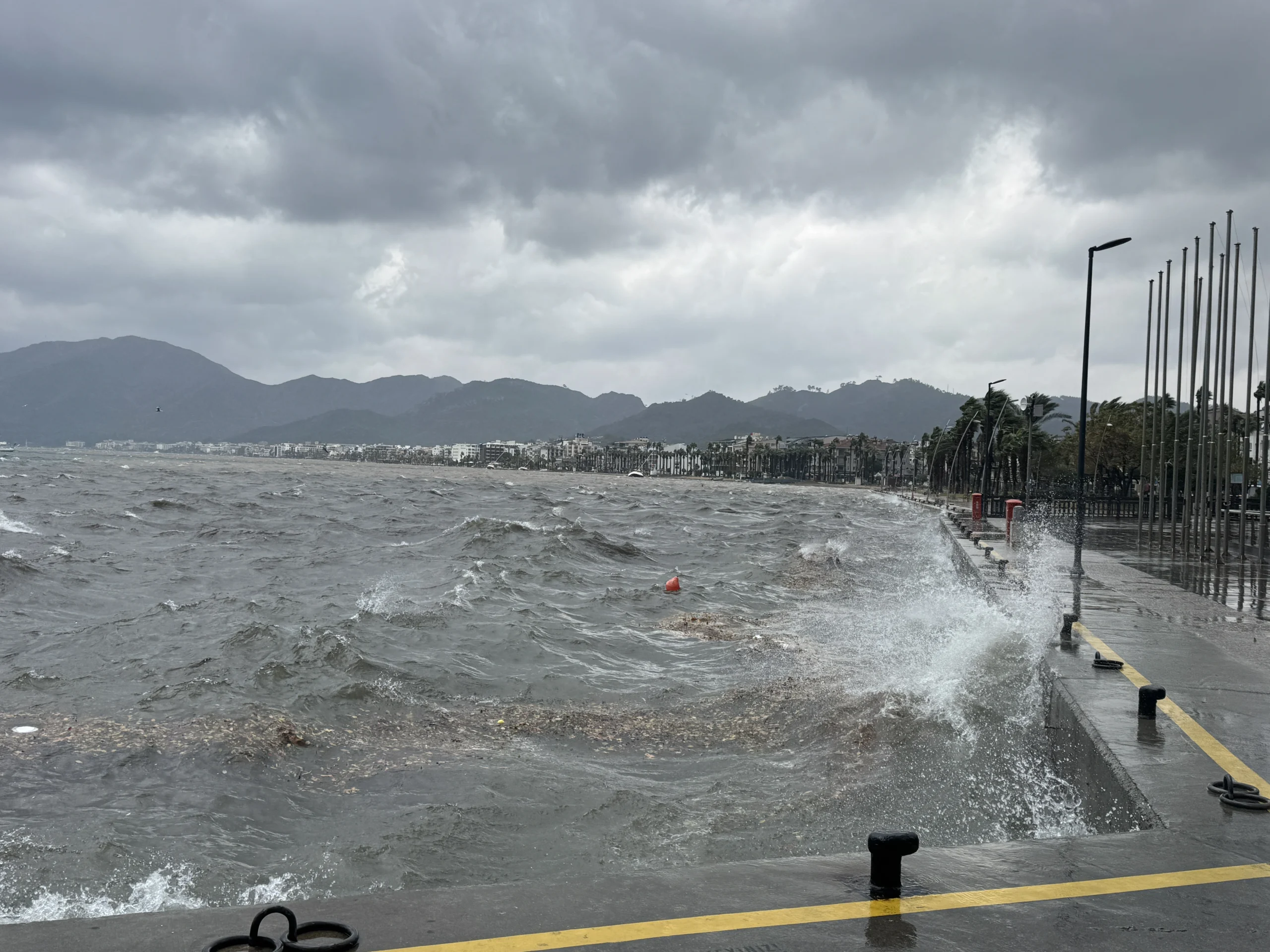 Çeşme, Bodrum, Marmaris, Milas ve Ayvacık’ta sağanak yağış, dolu ve