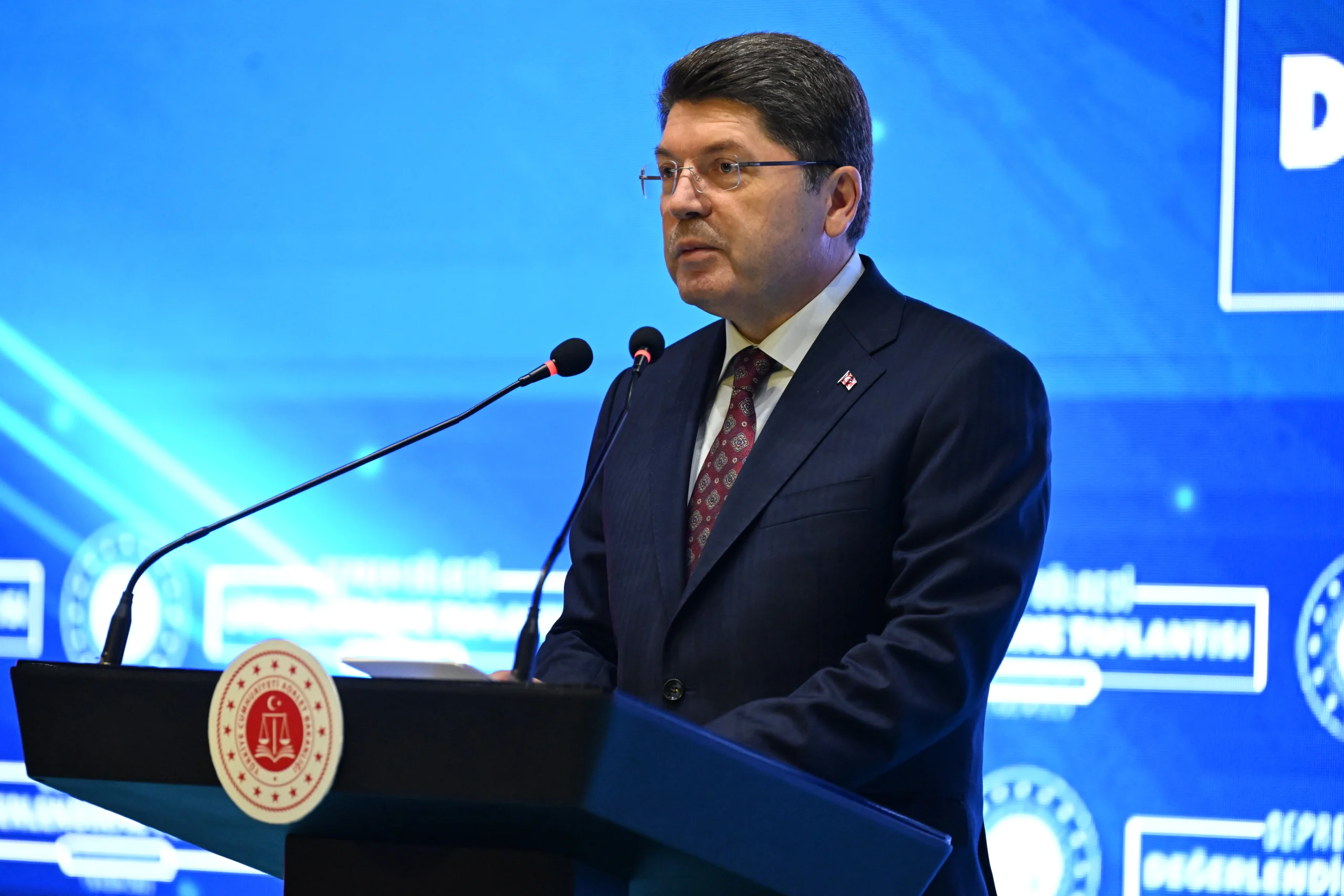 Adalet Bakanı Yılmaz Tunç, deprem bölgelerinde 837 soruşturmanın sürdüğünü, 208