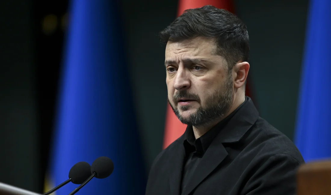 Zelenskiy’den Barış Planına Sert Tepki: “Ya Onurumuz, Ya Ortaklığımız” Ukrayna Devlet Başkanı Zelenskiy, ABD’nin barış planına ilişkin konuşmasında, ülkesinin