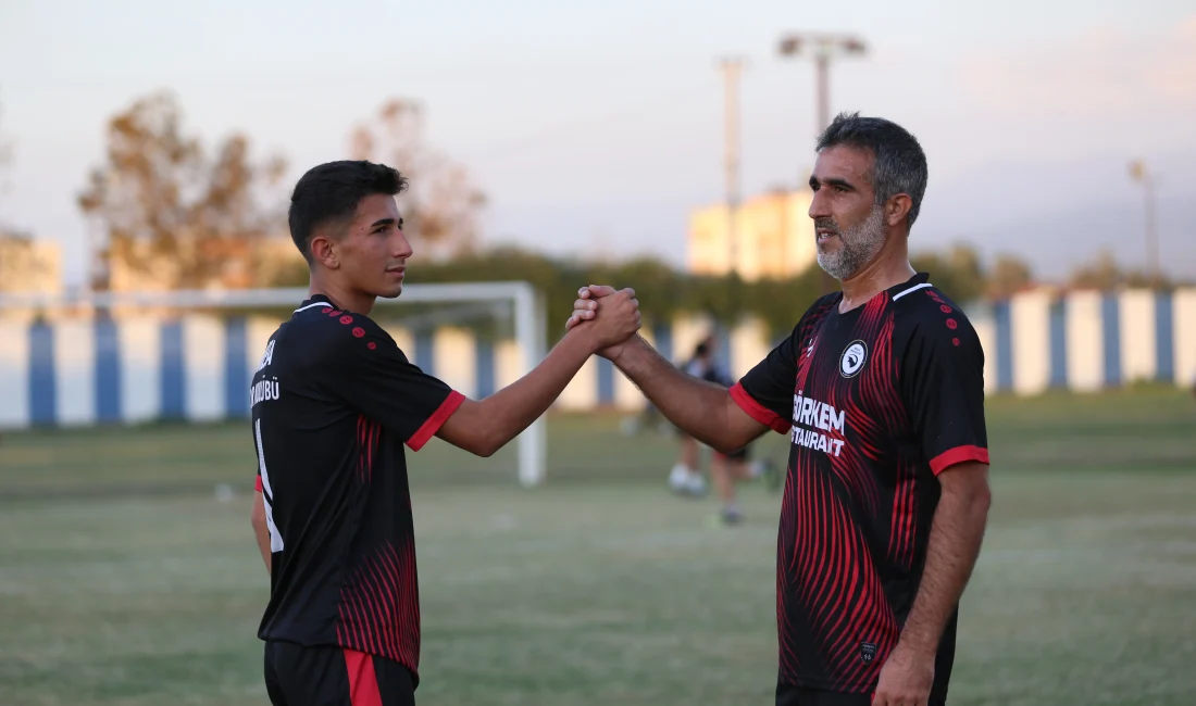 Hatay’da Futbolcu Baba-Oğul Aynı Takımda Ter Döküyor Hatay'da aynı futbol takımında forma giyen baba ve oğul, sahada