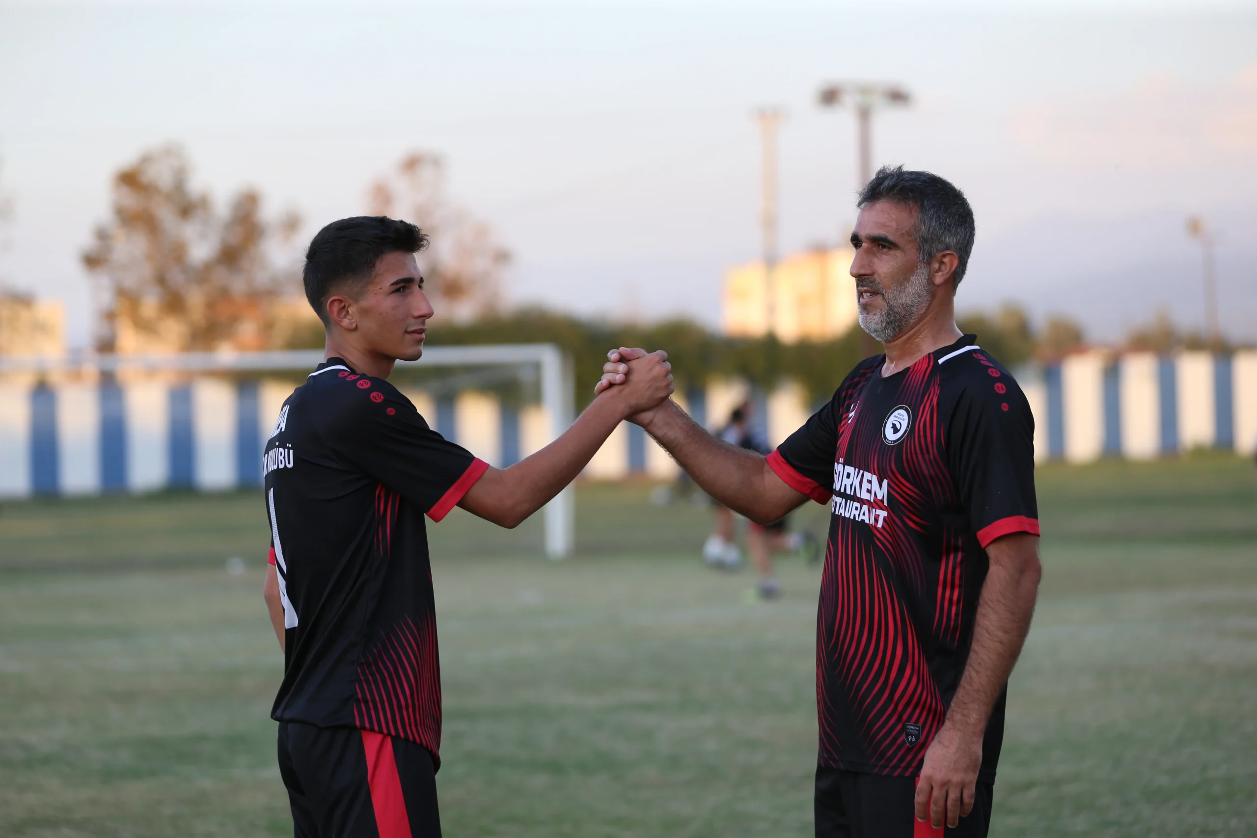 Hatay'da aynı futbol takımında forma giyen baba ve oğul, sahada