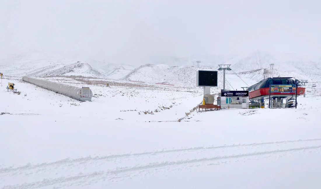 Kayseri’de akşam saatlerinde başlayan yağmur, Erciyes Dağı'nın zirvesinde kar yağışına