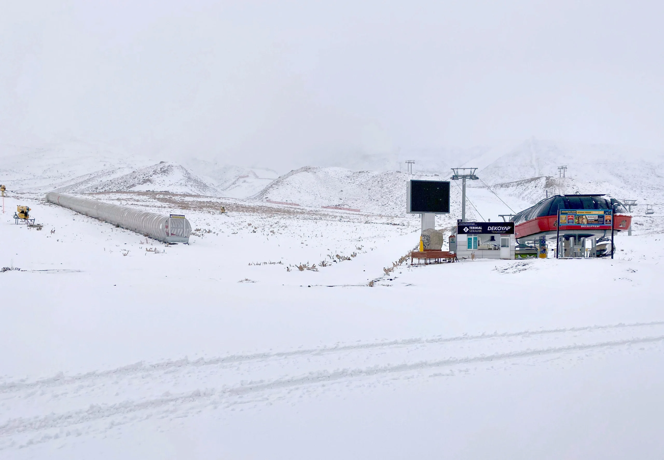 Kayseri’de akşam saatlerinde başlayan yağmur, Erciyes Dağı'nın zirvesinde kar yağışına