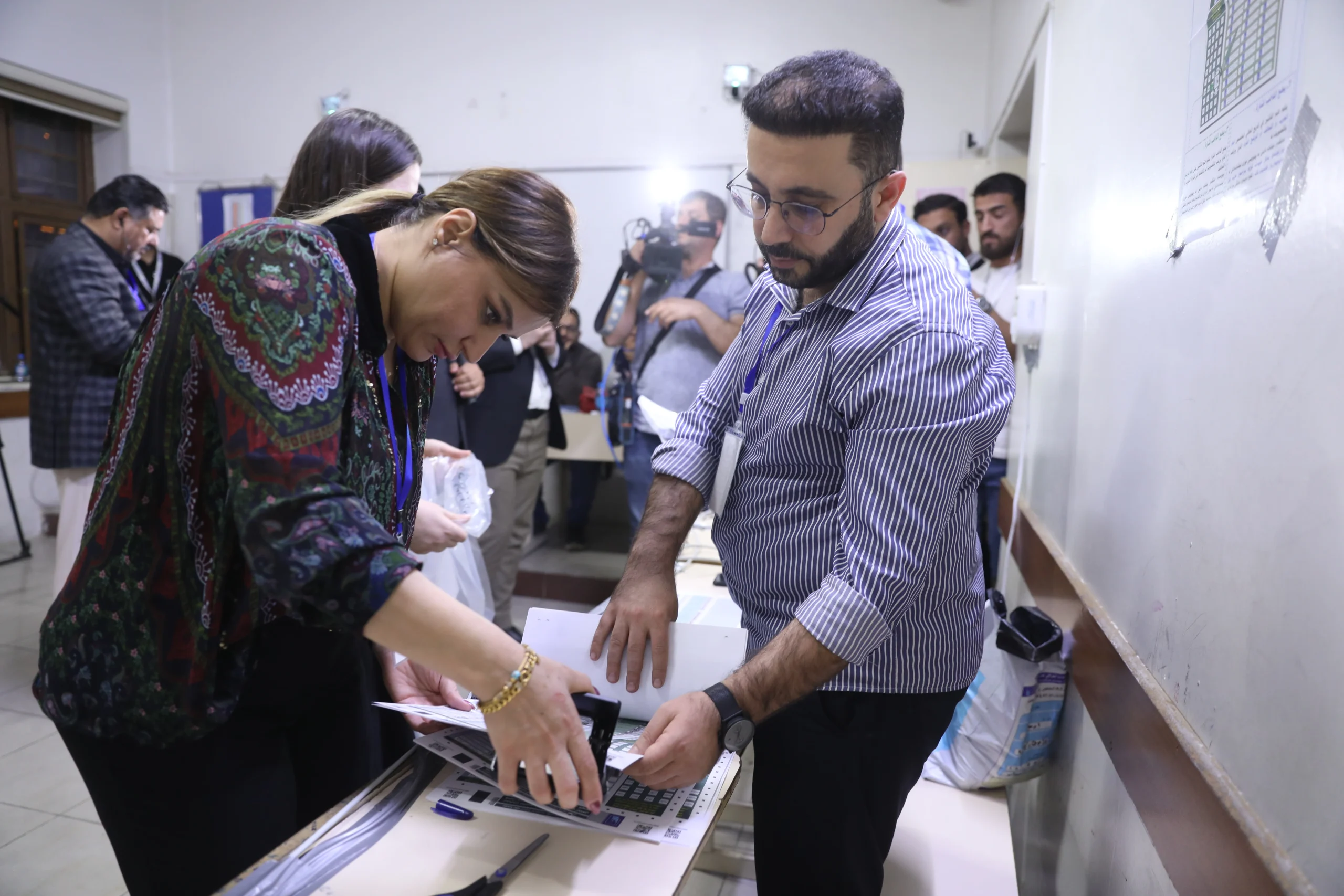 Irak Kürt Bölgesel Yönetimi'nde güvenlik personeli ile kamplarda yaşayan seçmenlerin