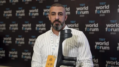 TRT Arabi kameramanı Sami Şehada, Gazze’deki İsrail saldırısında bacağını kaybetti.