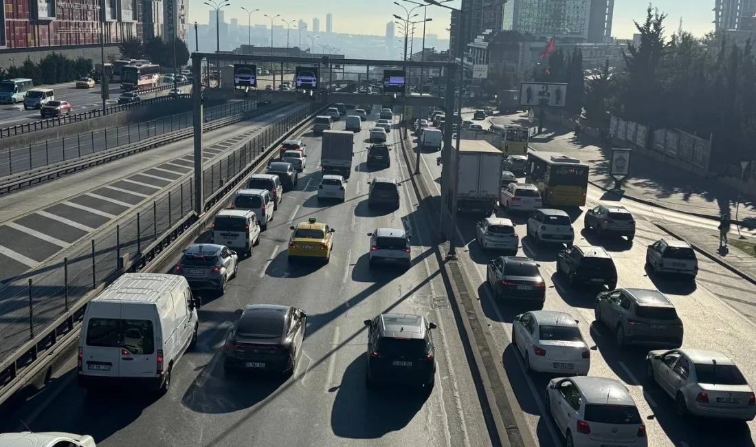 İstanbul’da haftanın ilk iş gününe yoğun trafik damga vurdu. Kent