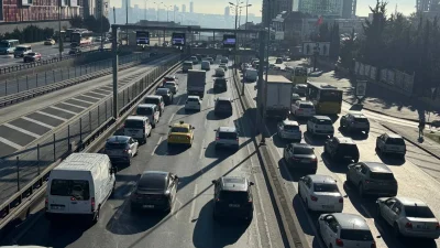 İstanbul’da haftanın ilk iş gününe yoğun trafik damga vurdu. Kent