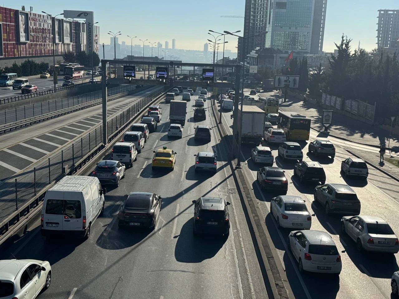 İstanbul’da haftanın ilk iş gününe yoğun trafik damga vurdu. Kent
