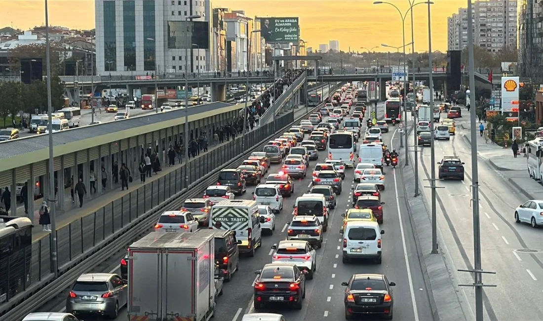 İstanbul’da ikinci iş gününde okulların açılmasıyla trafik yoğunluğu yeniden arttı.