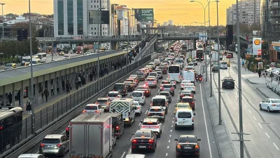 İstanbul’da ikinci iş gününde okulların açılmasıyla trafik yoğunluğu yeniden arttı.