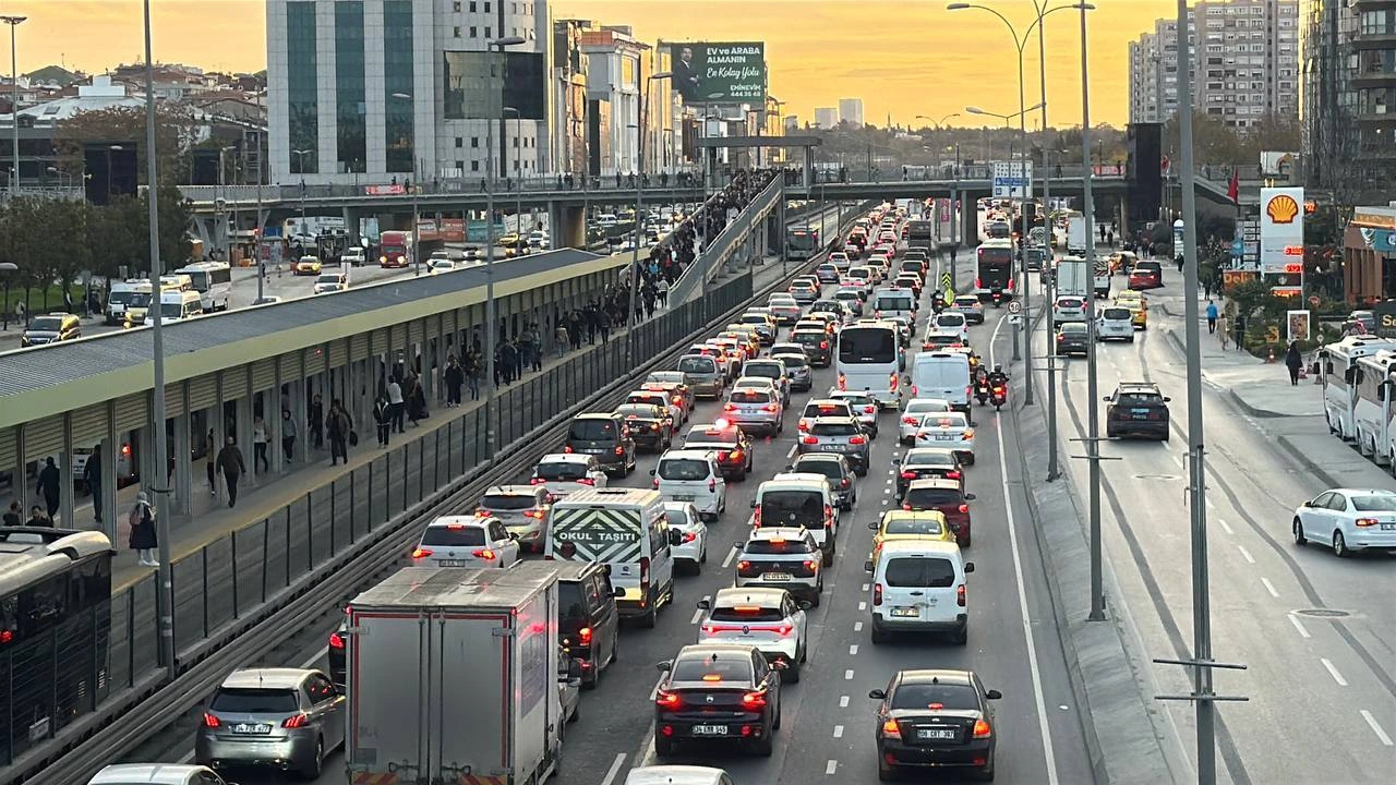 İstanbul’da ikinci iş gününde okulların açılmasıyla trafik yoğunluğu yeniden arttı.