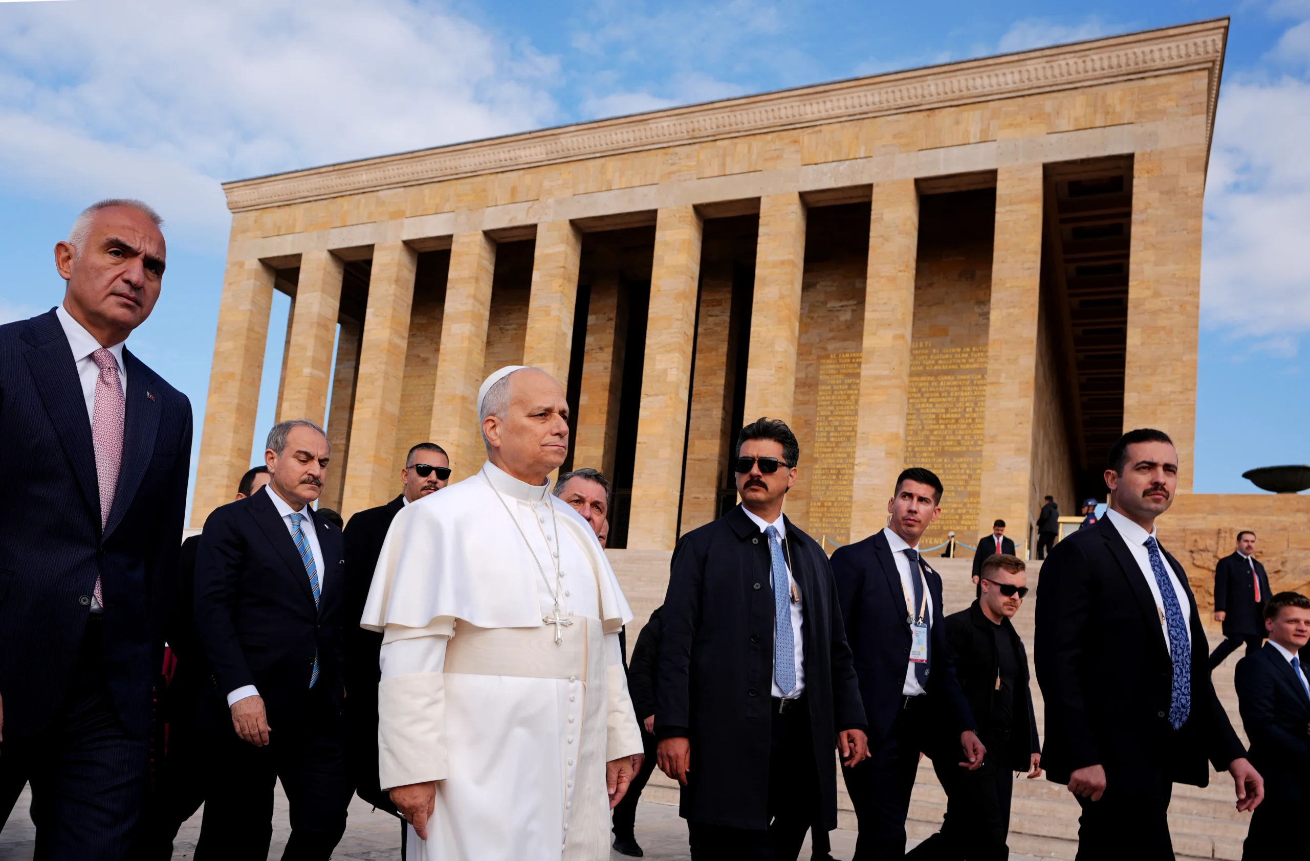 Resmi temaslarda bulunmak üzere Türkiye'ye gelen Papa 14. Leo, Anıtkabir’e