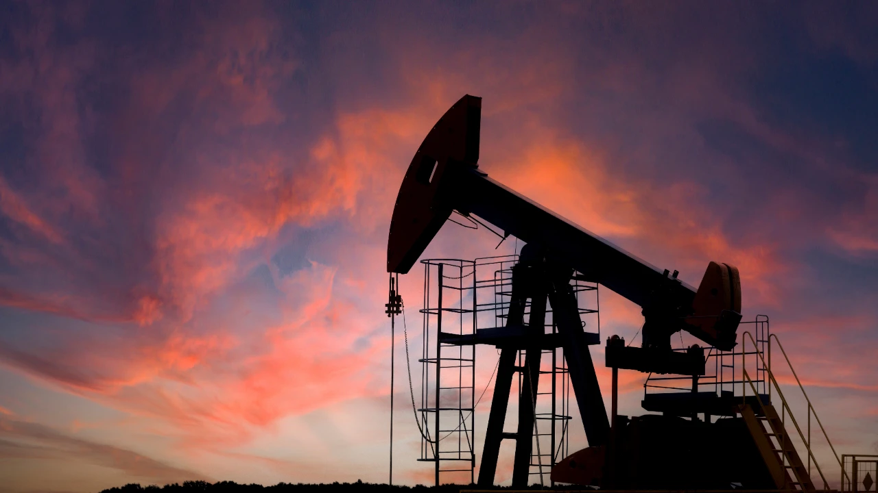 Brent petrol fiyatı, arz fazlası beklentileri ve ABD yaptırımlarının etkisiyle