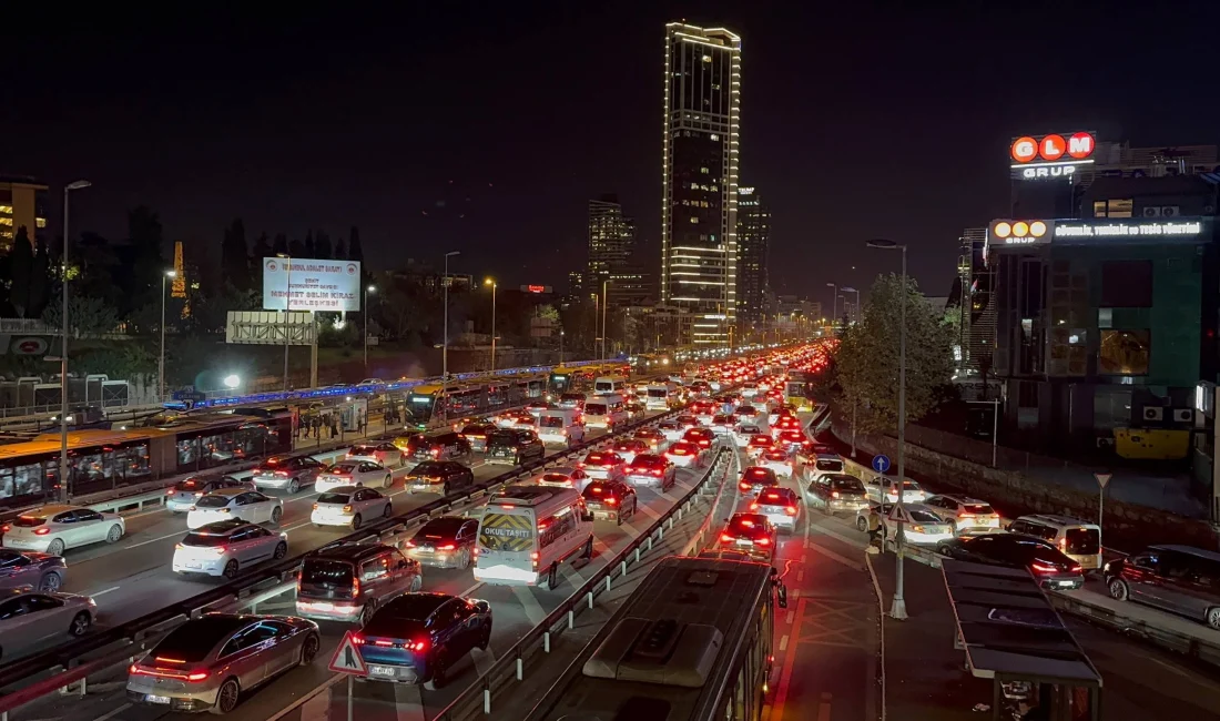 İstanbul'da akşam saatlerinde trafik yoğunluğu kritik seviyeye yükseldi. Ana arterlerde