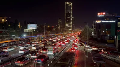 İstanbul'da akşam saatlerinde trafik yoğunluğu kritik seviyeye yükseldi. Ana arterlerde