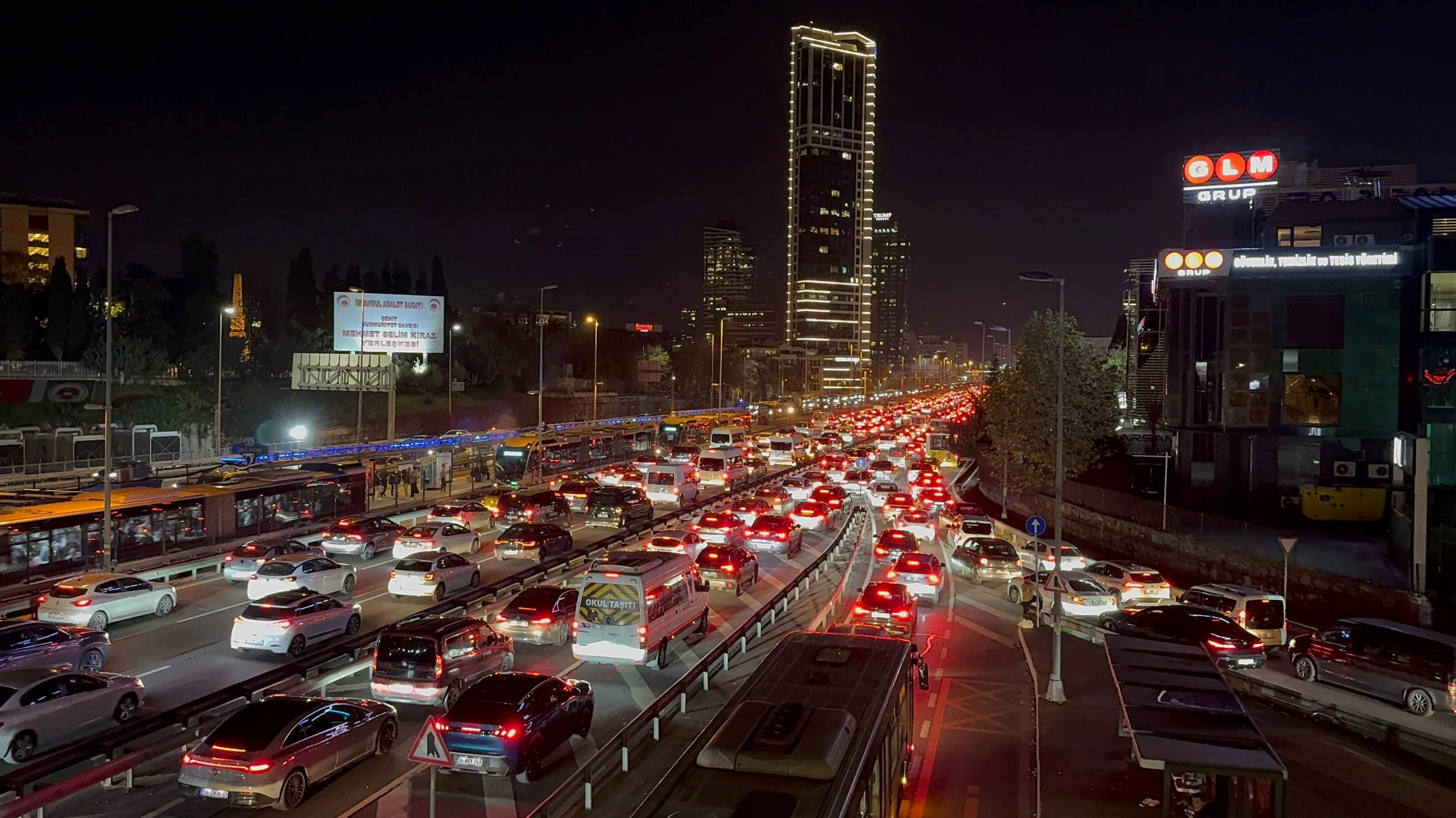 İstanbul'da akşam saatlerinde trafik yoğunluğu kritik seviyeye yükseldi. Ana arterlerde