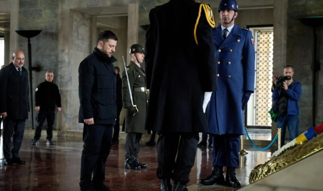 Ukrayna Devlet Başkanı Zelenskiy, Ankara temasları kapsamında Anıtkabir'i ziyaret ederek