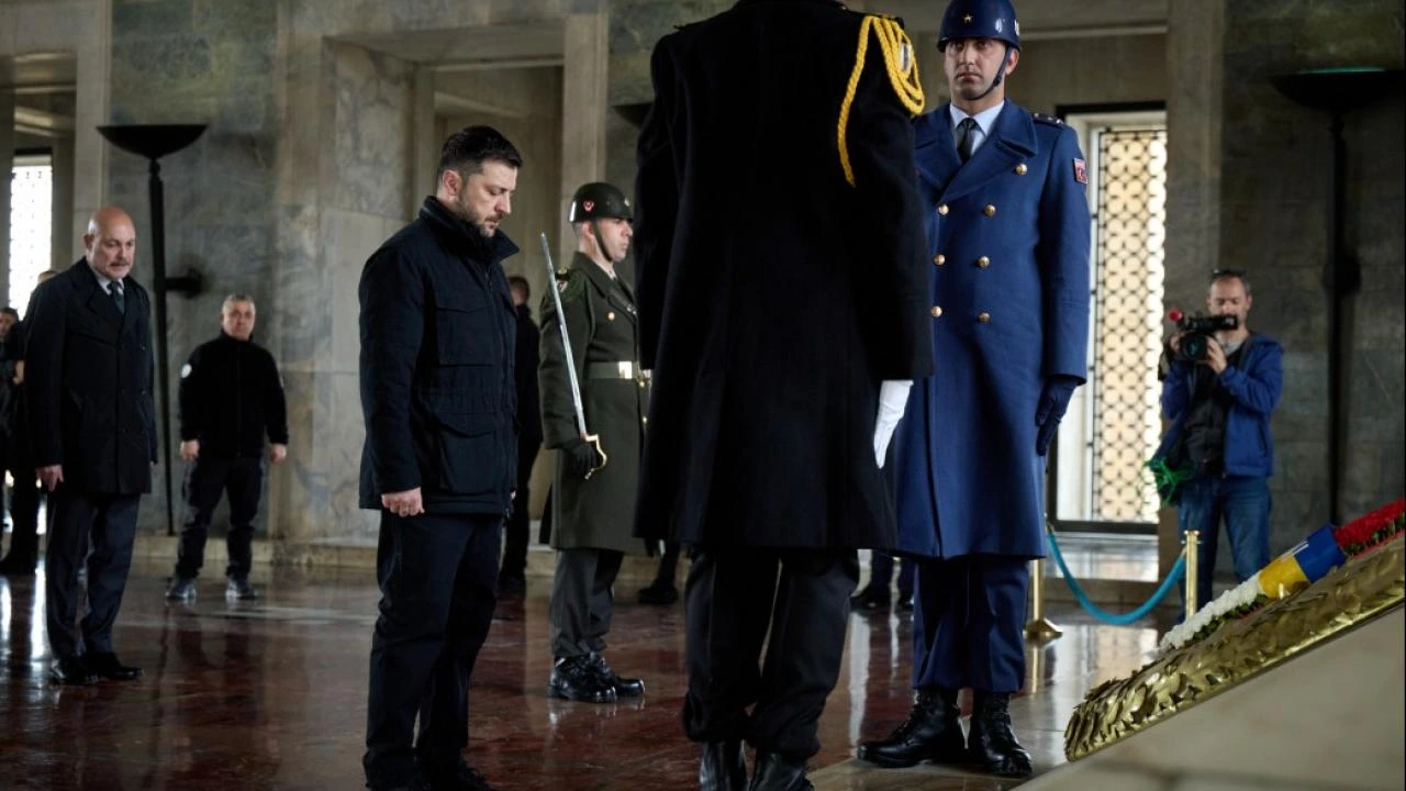 Ukrayna Devlet Başkanı Zelenskiy, Ankara temasları kapsamında Anıtkabir'i ziyaret ederek