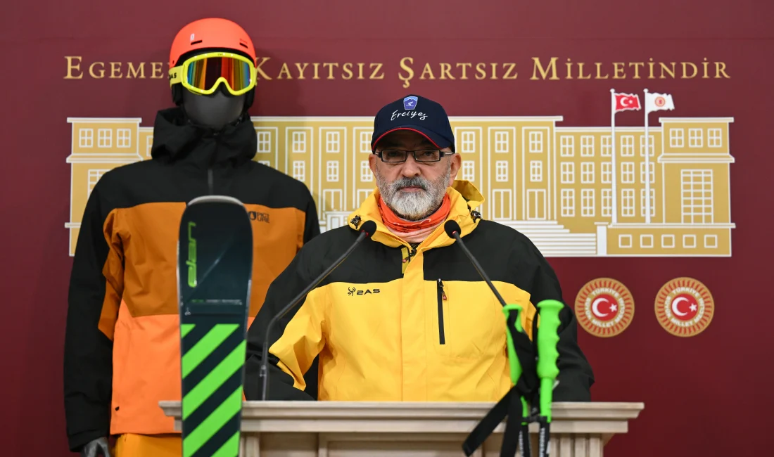 AK Parti Kayseri Milletvekili Murat Cahid Cıngı, Meclis'te kayak takımlarıyla