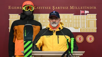 AK Parti Kayseri Milletvekili Murat Cahid Cıngı, Meclis'te kayak takımlarıyla