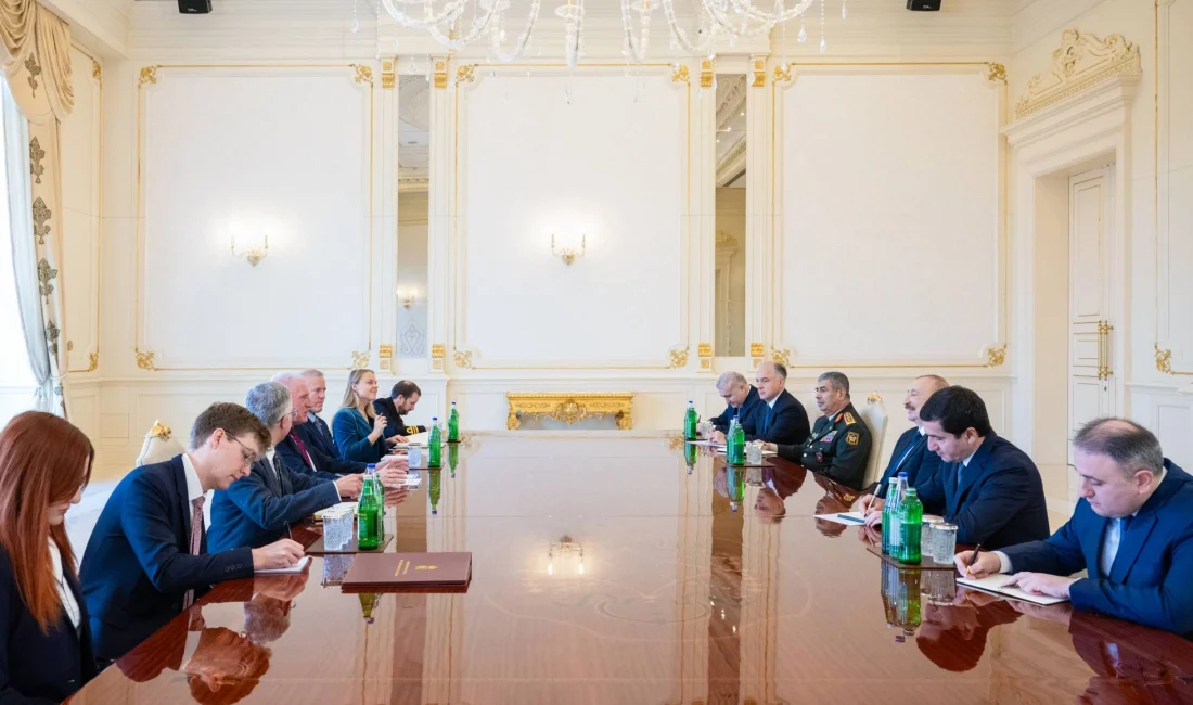 Aliyev: İngiltere ile Savunma Sanayisinde Yeni Dönem Başladı Cumhurbaşkanı İlham Aliyev, Azerbaycan ve İngiltere arasında savunma sanayisinde karşılıklı