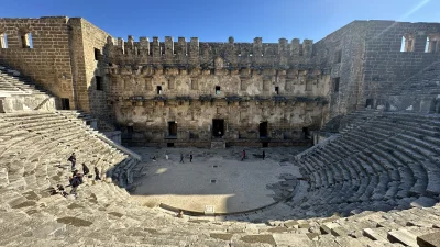 Aspendos’tan Side’ye, Myra’dan Termessos’a uzanan Antalya’nın anıtsal antik tiyatroları, geçmişin