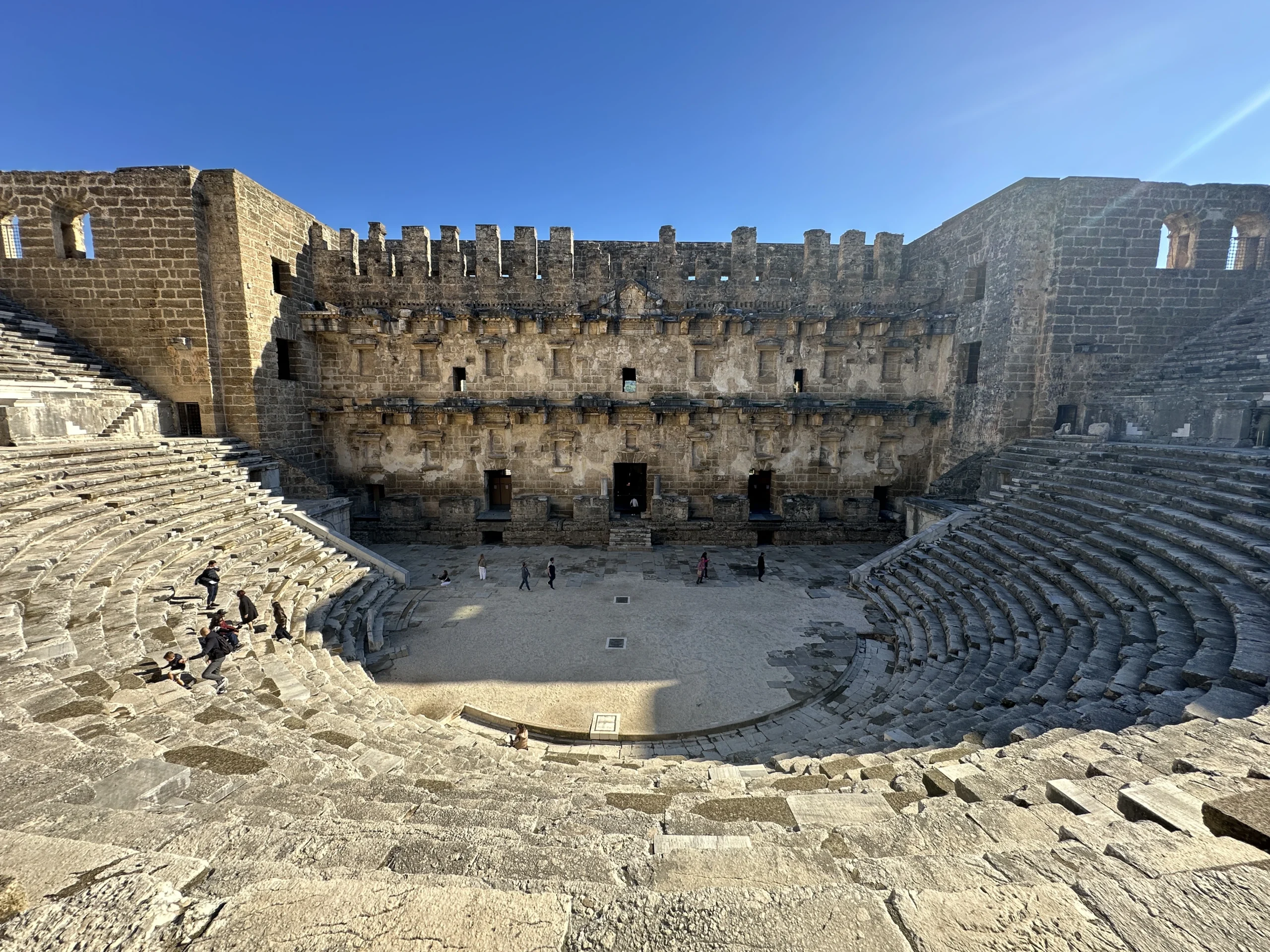 Aspendos’tan Side’ye, Myra’dan Termessos’a uzanan Antalya’nın anıtsal antik tiyatroları, geçmişin
