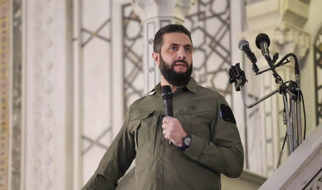 Şara’dan Emevi Camisi’nden birlik mesajı: “Kardeşlik bağları güçlendi” Suriye Cumhurbaşkanı Şara, devrim yıl dönümünde Emevi Camisi’nde sabah namazı