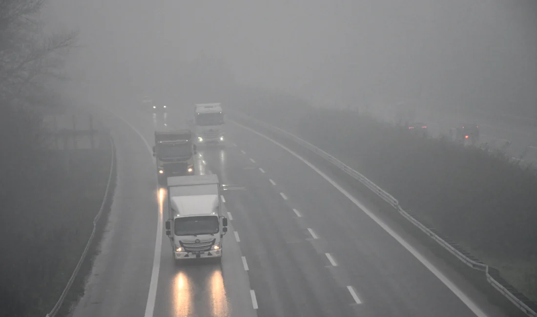 Düzce’de Anadolu Otoyolu’nda sis etkili olurken, Bolu geçişlerinde sağanak yağış