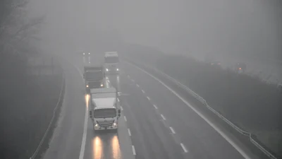 Düzce’de Anadolu Otoyolu’nda sis etkili olurken, Bolu geçişlerinde sağanak yağış