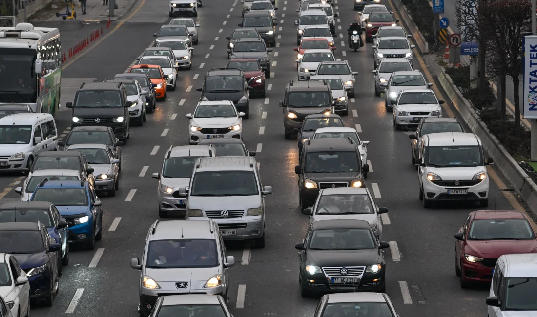 Ankara'da yılın son hafta sonunda alışveriş merkezlerine akın eden vatandaşlar,