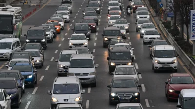 Ankara'da yılın son hafta sonunda alışveriş merkezlerine akın eden vatandaşlar,