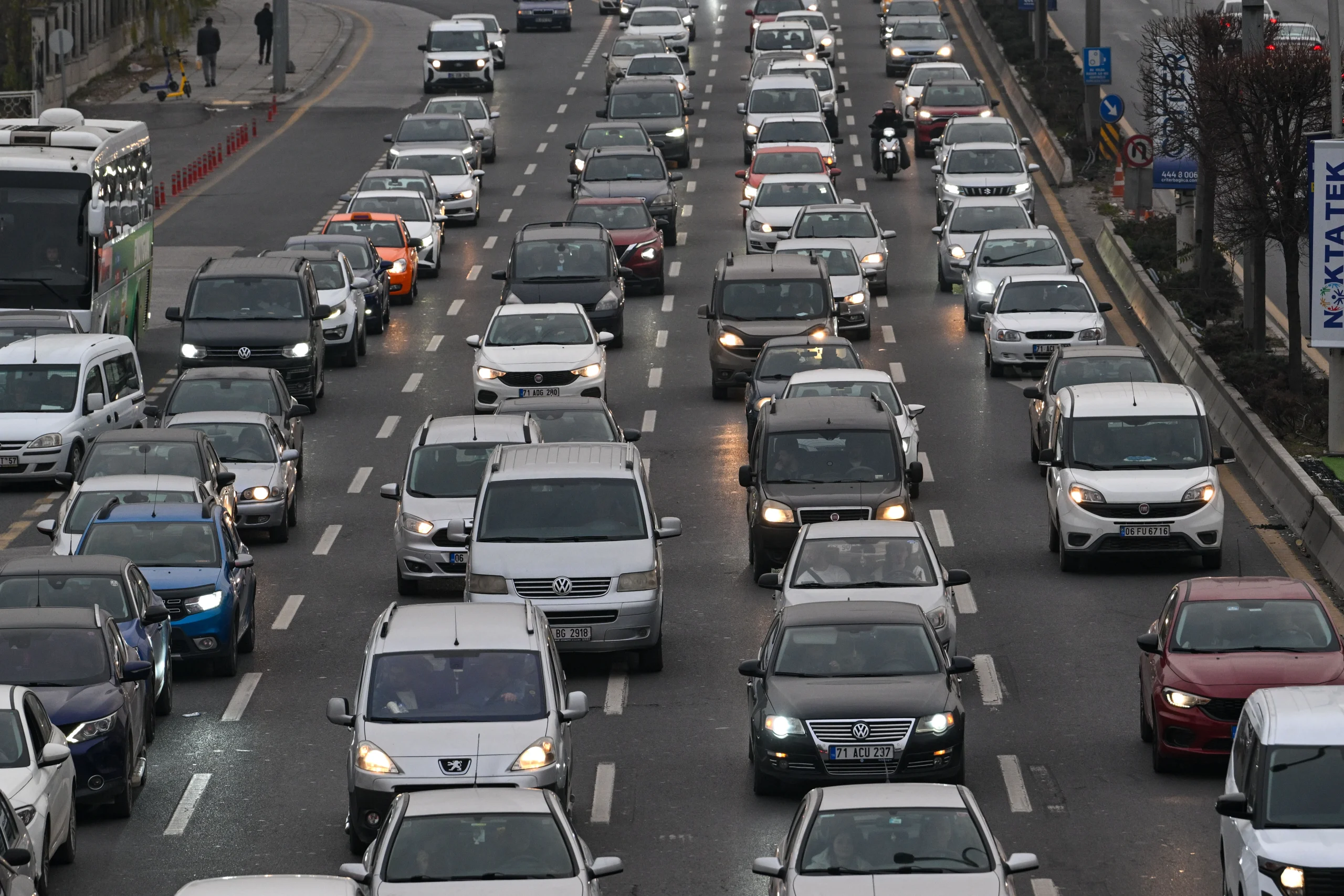 Ankara'da yılın son hafta sonunda alışveriş merkezlerine akın eden vatandaşlar,