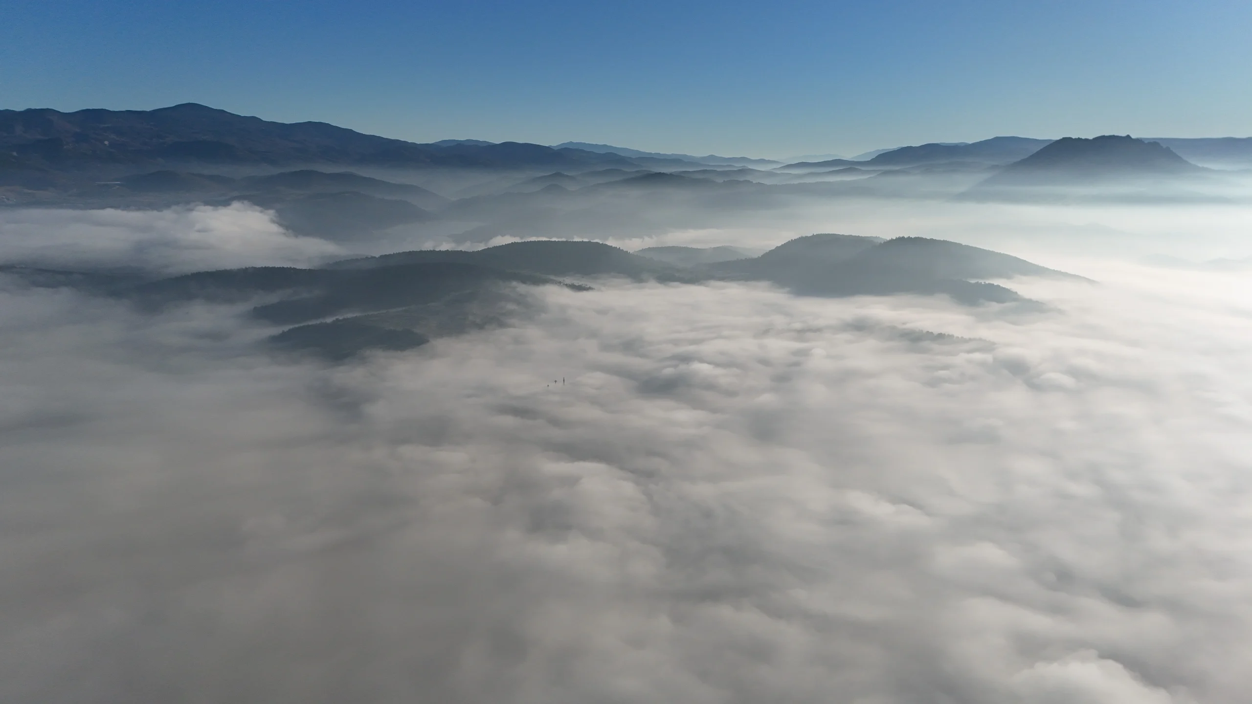 Balıkesir’in Sındırgı ilçesinde gece saatlerinde etkili olan sis ve don,