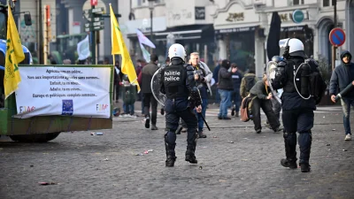 Avrupa Birliği Liderler Zirvesi devam ederken Brüksel’de toplanan çiftçiler, tarımsal