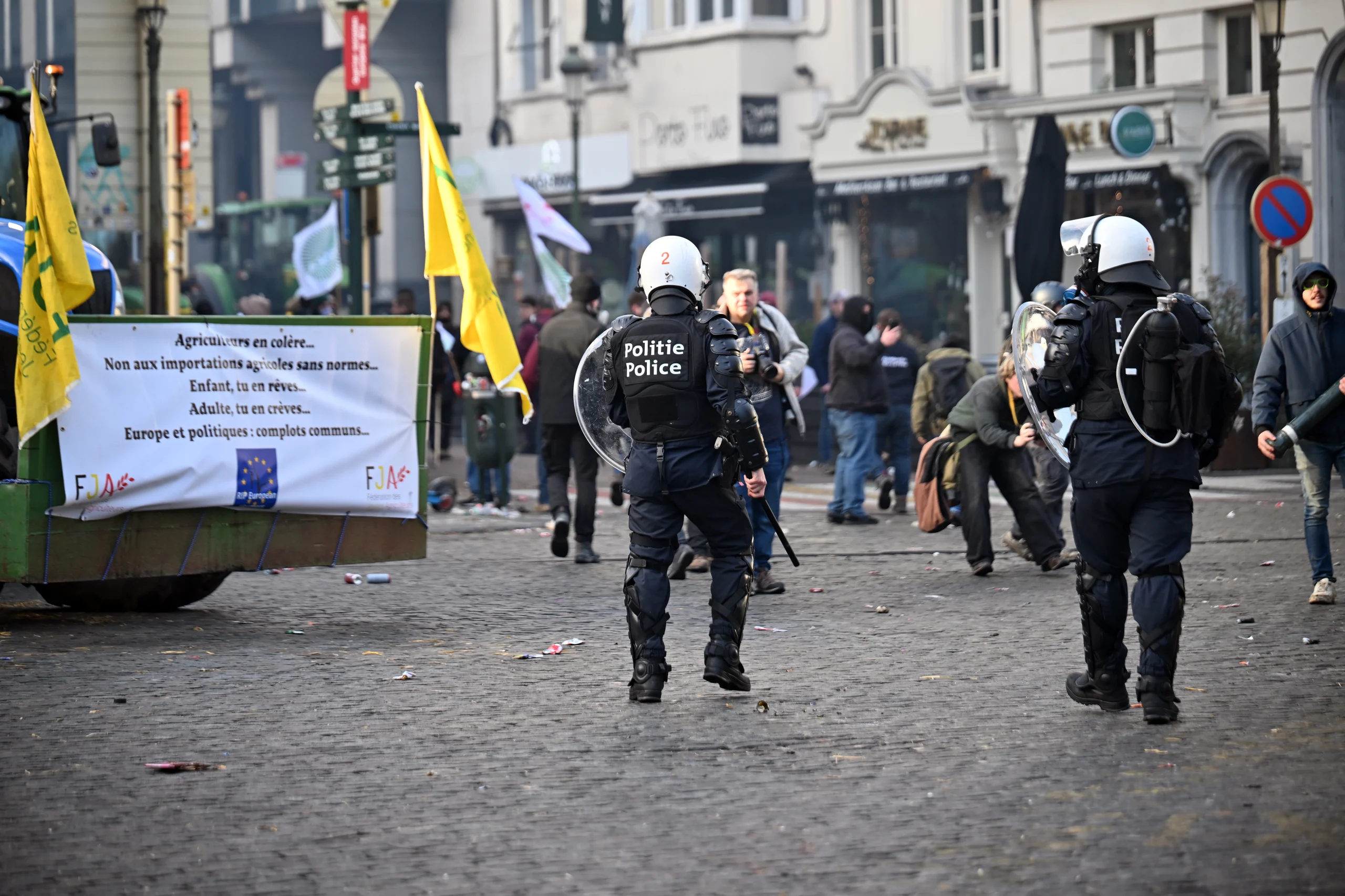 Avrupa Birliği Liderler Zirvesi devam ederken Brüksel’de toplanan çiftçiler, tarımsal