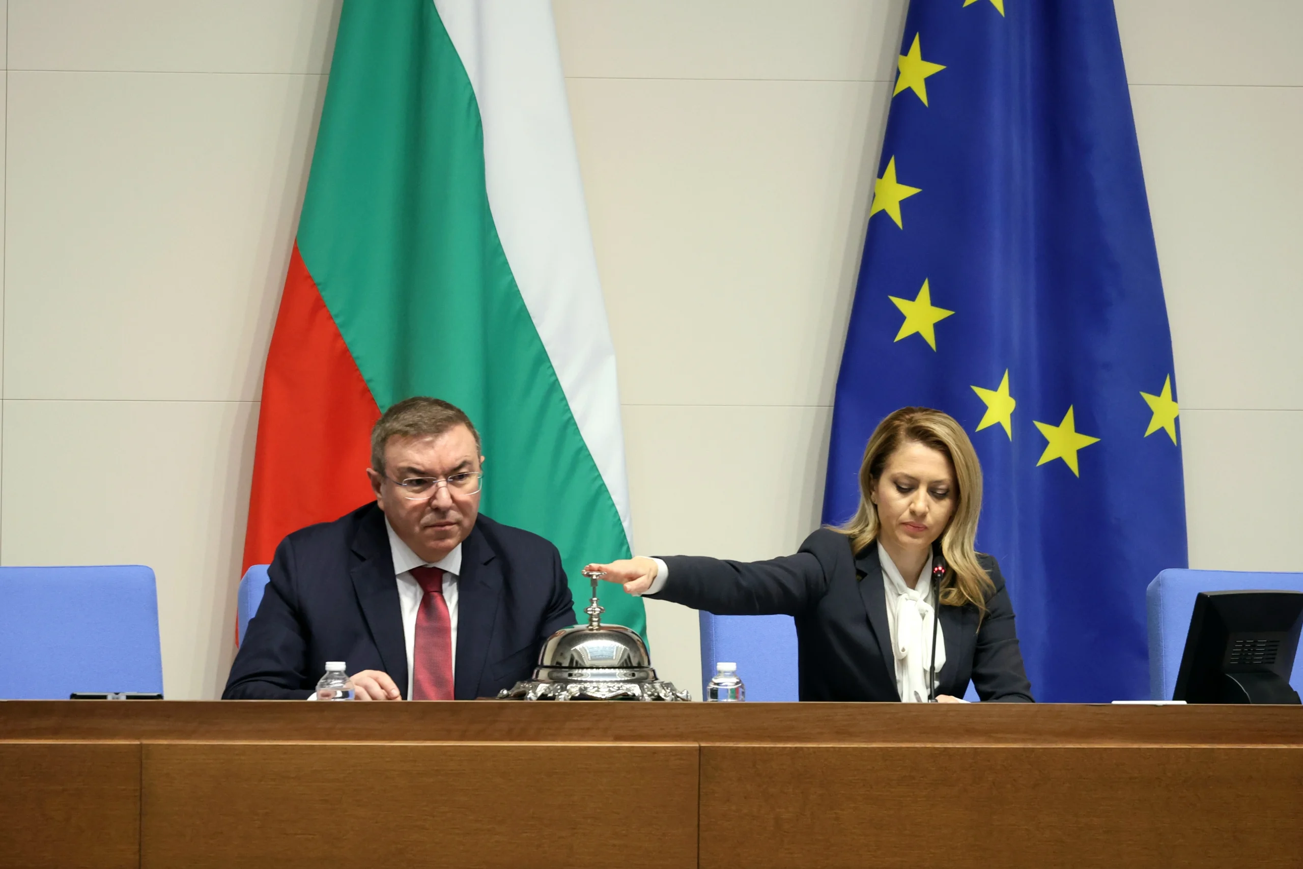 Bulgaristan’da Başbakan Rosen Jelyazkov liderliğindeki üçlü koalisyon hükümeti istifa etti.