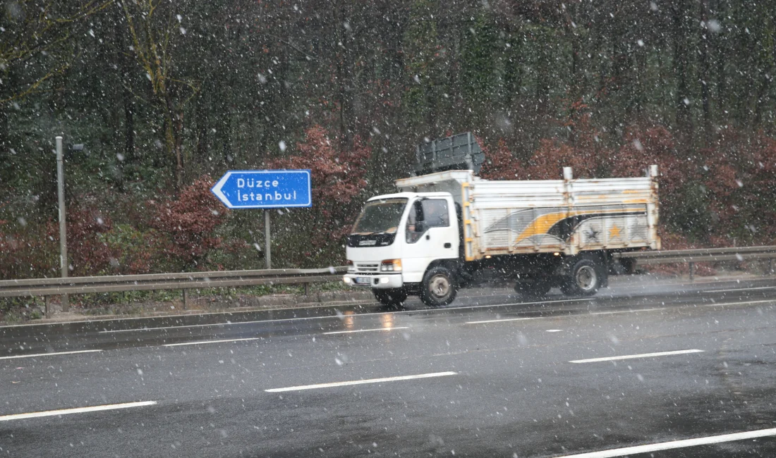 Bolu Dağı’nda Kar Yağışı Etkili Oldu Bolu Dağı’nda sabah saatlerinde başlayan kar yağışı, ulaşımı etkiledi. Sürücüler