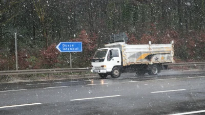 Bolu Dağı’nda sabah saatlerinde başlayan kar yağışı, ulaşımı etkiledi. Sürücüler