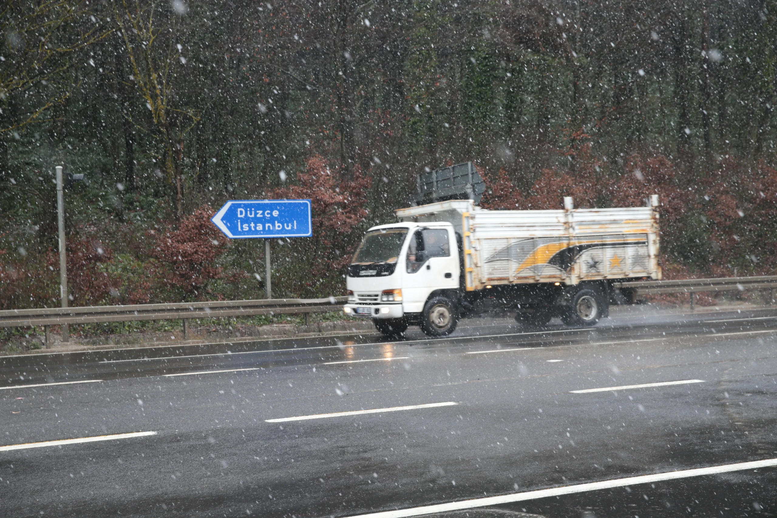 Bolu Dağı’nda sabah saatlerinde başlayan kar yağışı, ulaşımı etkiledi. Sürücüler